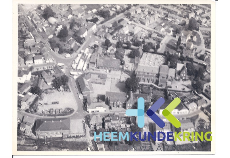 Lobith 1974 Luchtfoto Markt - Dorpsdijk- Gildehuis -RKKerk Coll. G.B.Janssen (4)
